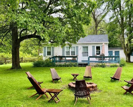 Charming Lakeside 2-bedroom cottage in lovely Alburgh, VT Hotels in Alburgh