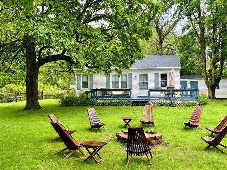 Charming Lakeside 2-bedroom cottage in lovely Alburgh, VT Отели в г. Олбург