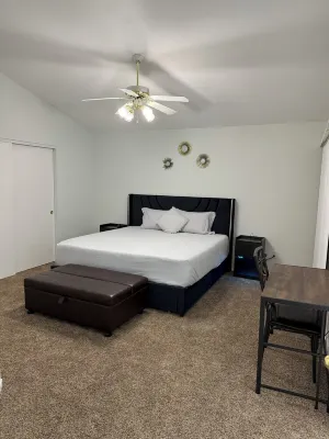 Charming 3-bedroom house with WiFi and AC in lovely Stockton