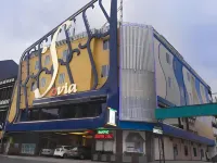 RedDoorz Premium near Bandung Station Hotel dekat Sudirman Street Day and Night Market