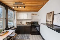 Quiet 2 BD Apartment in Downtown