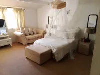 Neat 3 Bedroom House in Tranquil Setting in Rondebosch Hotels near Commonground Cafe