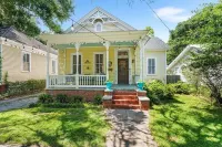 Pet-Friendly Cottage, Walk to Downtown Entertainment & Parades!