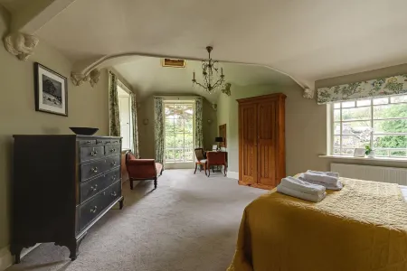 Eller How House - Regency Country House with Gardens and Ornamental Lake