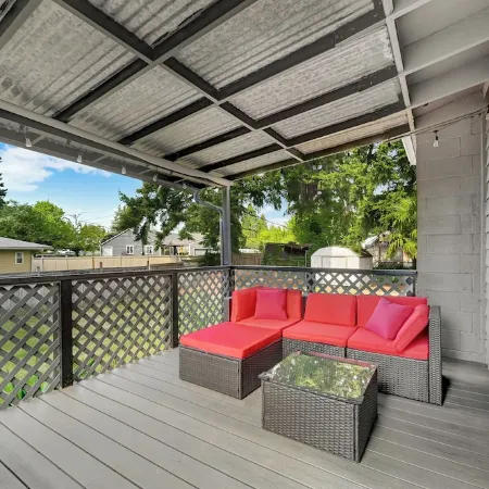 Spacious 5BR Retreat w/ Sunshine & Lush Green near Bellevue, Seattle and Airport