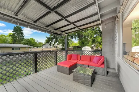 Spacious 5BR Retreat w/ Sunshine & Lush Green near Bellevue, Seattle and Airport