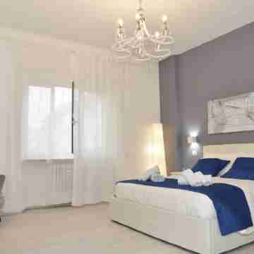 Minutes from downtown with the subway only 20 m from the house. Rooms