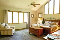 All-Season Mountain Retreat with Resort Access - 2-Star