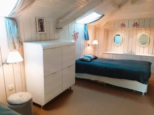 Gîte with Swimming Pool at les Ormeaux, Charming Location, Calm and Greenery, Sleeps 10,  . 尚邦住宿飯店