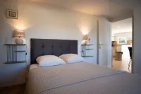 Vacation apartment with garden 5m from the water, ideal for families and water sports enthusiasts. Hotels in Giens