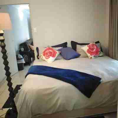 Exotic cool Bluebird Guest apartment- 5 min to beach Rooms