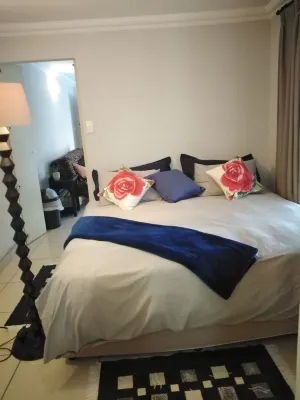 Exotic cool Bluebird Guest apartment- 5 min to beach