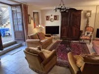 Spacioius holiday home with AC in centre town of medieval Puycelsi Hotel di Puycelci