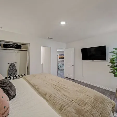Modern - King Bed - Luxe - Fast WiFi - Hdtvs Отели в г. Бонэм