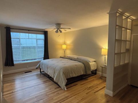 7th Street Hangout Loft Loft. Close to all the local spots. Walking Distance