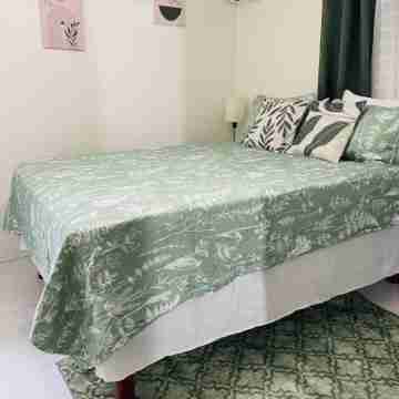 Chic 1-bedroom apartment with AC, WiFi in central  New  Kingston area Rooms