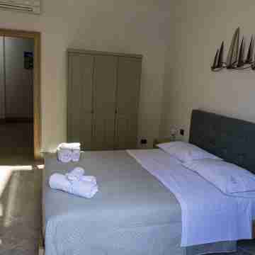 At 600mt from Naples train stationEquipped with every comfort and terrace Rooms