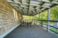 4 bedroom home close to camplex, airport and shopping