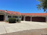 20 people can stay. Peaceful 1 acre of Avocado ranch. 2 stories. 16 beds.