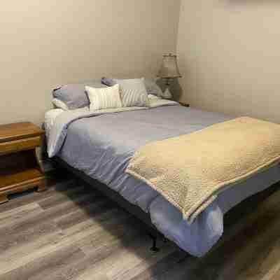 Bright,  furnished studio-Perfect for traveling professionals or students Rooms