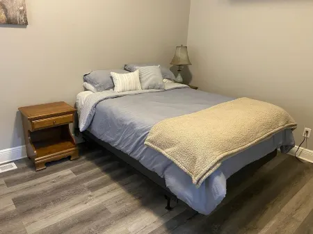 Bright,  furnished studio-Perfect for traveling professionals or students Отели в г. Андерсон