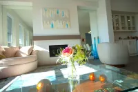 Designer Zen Villa, Premium Coquitlam Stay, Near Nature, Minutes to Transit