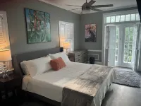 French Quarter-Style Downtown Executive Apartment