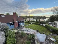 Charming 3-bedroom Lakehouse in Columbia with water views and dock