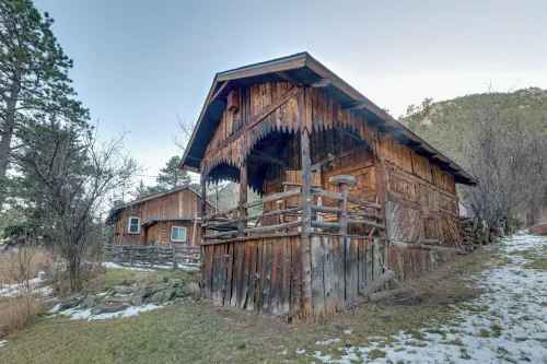 Rustic Log Cabin w/ Studio ~ 5 Mi to Pikes Peak! - Wifi