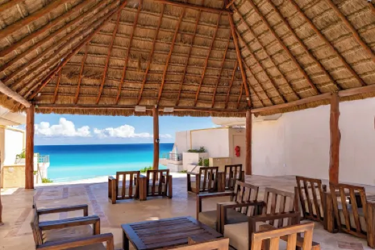 Beachfront 4BR Hotel Zone in Cancun.