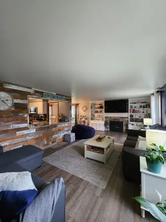 Spacious 4-bedroom home next to Lambeau Field Отели в г. Ашваюбенон