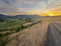 Rangeline Retreat w/Views of valley, private setting for stay or events.