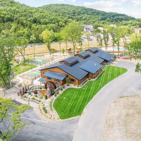 Ledgerock Cabin – Elegant 3BR Retreat in Tall Timbers Resort