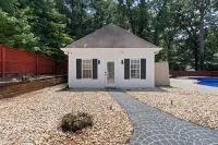 Welcome to Pool Azul! Guest House & Pool. Two King Size Beds. Hotels in Suwanee