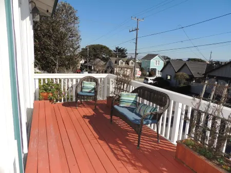Bright Pacific Grove Retreat - Walk to Beach & Town!