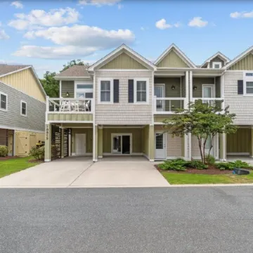 Upscale 4BR/4.5 Bath townhome/duplex in Corolla Light Resort community