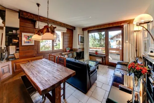 Meters from the lift station with a private terrace and balcony in Verbier