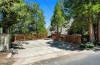 Views! Sunsets! Amenities! A-Frame Cabin Sleeping 8 Guests. Come Relax & Unwind!
