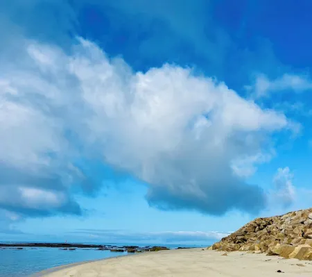 Ravissante Maison typique de pêcheur à 800 m des plages et du port de pêche Отели в г. Плобаналек-Лескониль