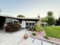 Boutique Style 1956-Mcm Home with Hot Tub in SE Boise!