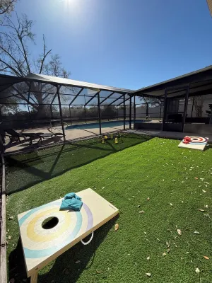 ‘The Gallery’ Spacious & Modern 4 Bedroom Getaway with Pool