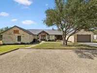 Stunning 6 Bedroom vacation home with pool & hot tub 5 minutes from Frio River! Hotels in Concan