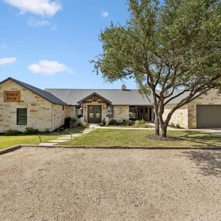 Stunning 6 Bedroom vacation home with pool & hot tub 5 minutes from Frio River!