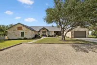 Stunning 6 Bedroom vacation home with pool & hot tub 5 minutes from Frio River!