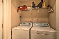 Family Poconos Home w/ Decks, 6 Mi to Skiing! - Kylpylä