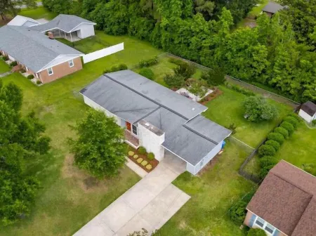 Bonnie On Clyde,Whole house in beautiful neighborhood with private garden patio