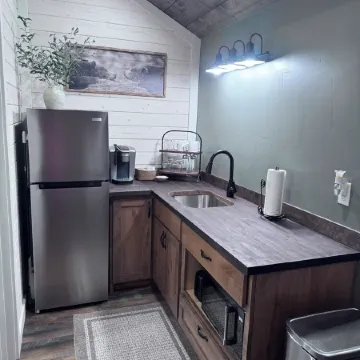 Cozy and charming little cabin nestled up in the trees ,in columbia falls MT