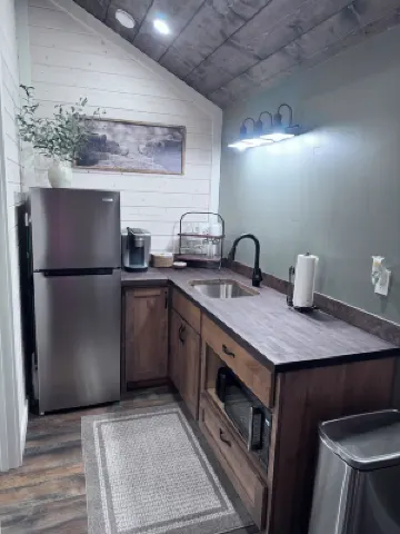 Cozy and charming little cabin nestled up in the trees ,in columbia falls MT