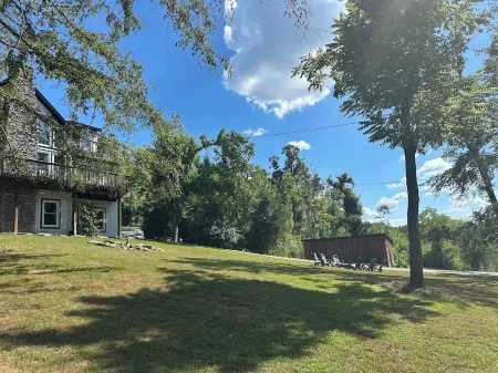 Cardinal's Nest - Secluded 9+ Acres, 3,000+ sq. ft., firepit in Columbia, TN