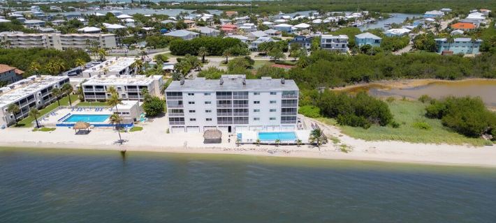 Ocean front with private beach and pool โรงแรมในมาราธอน